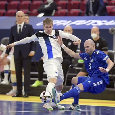 Lassi Lintula pelaa Kazakstania vastaan futsalin EM-kisoissa 2022.