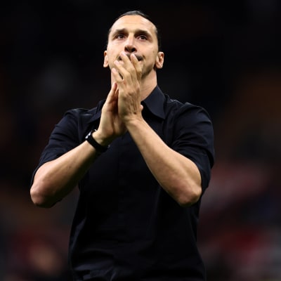 Zlatan Ibrahimovic tittar upp mot arenapubliken och applåderar.