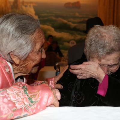 En 87-årig sydkoreansk kvinna (t.h.) träffar sin 84-åriga syster under en återförening i Nordkorea i februari 2014.