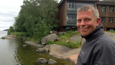 Professor och havsforskare Alf Norkko på bryggan till Tvärminne zoologiska station i närheten av Hangö