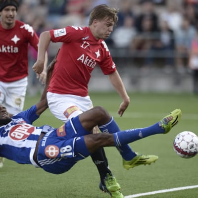 Ousman Jallow och Jani Bäckman i kamp om bollen