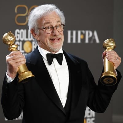 Steven Spielberg palkintojen kanssa.