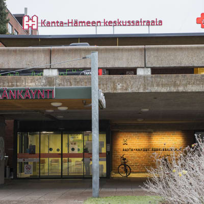 Kanta-Hämeen keskussairaalan pääsisäänkäynti.