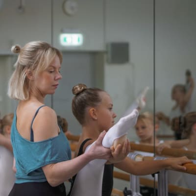 Alma Pöysti som balettlärare i kortfilmen "Spiral".