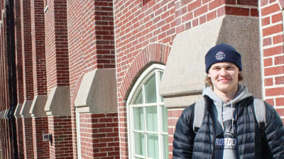Kasper Björkqvist utanför en av unversitetsbyggnaderna på Providence College i USA.