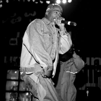 Tupac Shakur esiintymässä mustavalkoisessa valokuvassa.