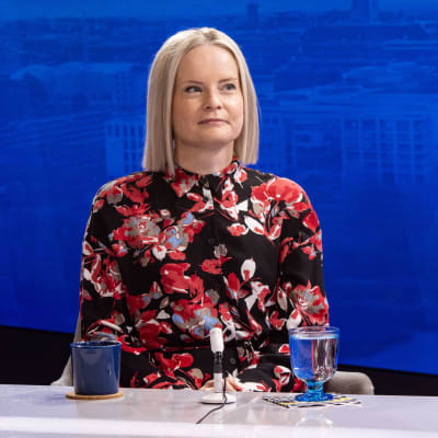 Sannfinländarnas ordförande Riikka Purra sitter i en tv-studio.