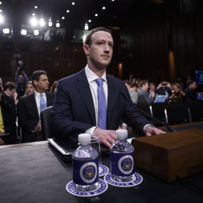 Mark Zuckerberg grillas av den amerikanska kongressen. 