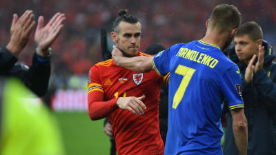 Bale och Jarmolenko tackar varandra. 
