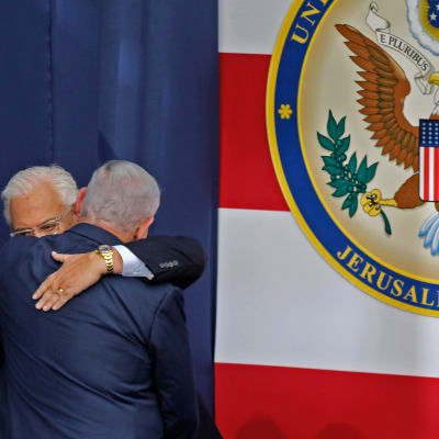 Kramande israelisk premiärminister och amerikansk ambassadör på ambassadinvigningen i Jerusalem