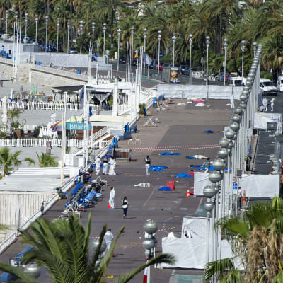 Strandpromenaden i Nice avspärrad efter lastbilsattack.