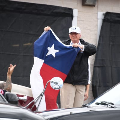 President Trump vecklar ut delstaten Texas flagga utanför en brandstation i Corpus Christi, Texas. 