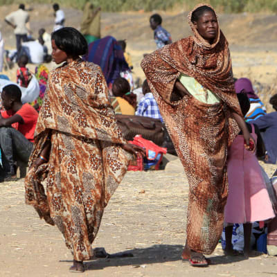 Två kvinnor som går i Sydsudan.