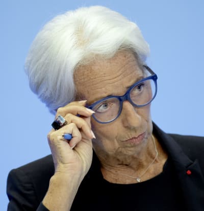 Christine Lagarde justerar sina glasögon.