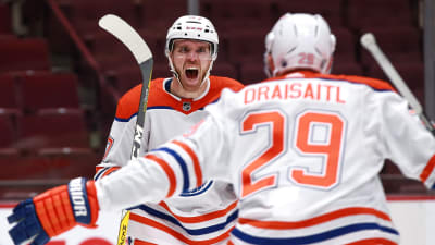 Connor McDavid och Leon Draisaitl jublar.