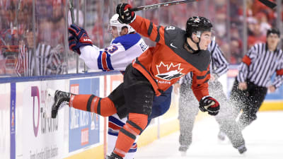 USA:s Kieffer Bellows tacklar Kanadas Dillon Dubé.