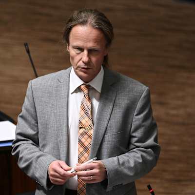 Kansanedustaja Juho Eerola eduskunnan istuntosalissa.