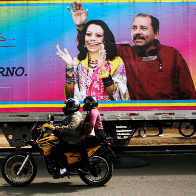 Daniel Ortega med sin fru och vicepresident på en valaffisch fastklistrad på en lastbil.