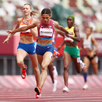 Sydney McLaughlin juoksee 400 metrin aitajuoksun maailmanennätyksen.