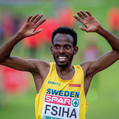 Robel Fsiha löper med händerna i luften.