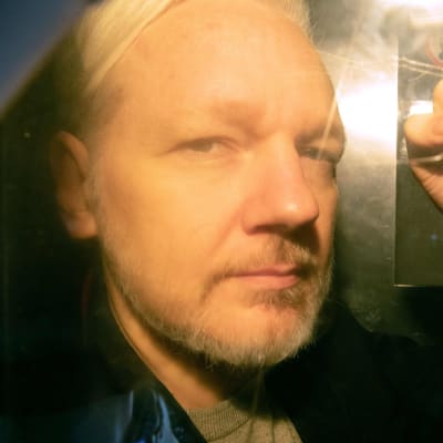Wikileaksgrundarn Julian Assange anländer till domstolen i London.