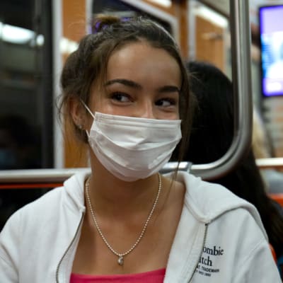 Nuori nainen metrossa. 