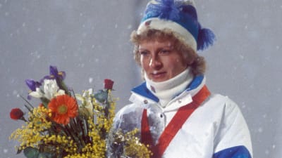 Marja-Liisa Kirvesniemi (Hämäläinen) på prispallen i Sarajevo 1984.