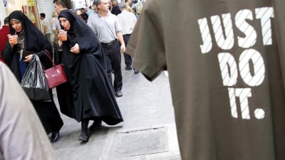 Kvinnor handlar i Teheran. 