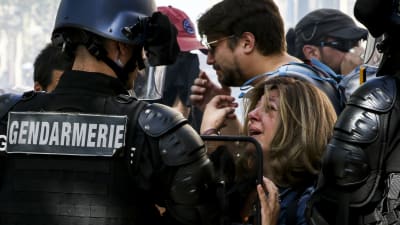 Kvinna gråter omringad av poliser under demonstration i Paris 21.9.2019.