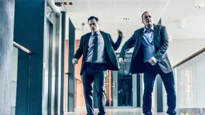 Birger och Martin firar öppnandet av nya shoppingcentret i dramaserien Lola uppochner.