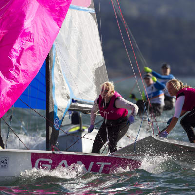 Camilla Cedercreutz och Noora Ruskola har haft en motig start på VM-regattan.