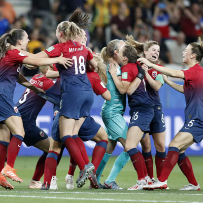 Norge firar sin seger i åttondelsfinalen.