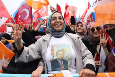 Kvinnor i slöja uttrycker sitt stöd för president Erdogan vid ett valmöte. 