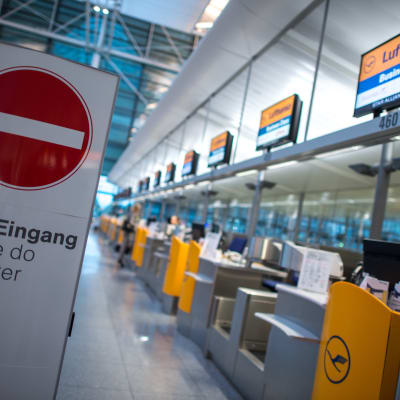 Det internationella flygfälteltet i München under strejk.