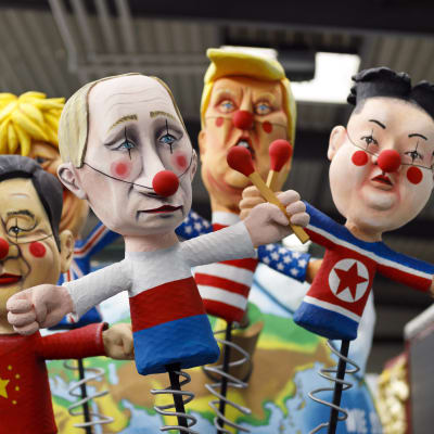 Små dockor på fjädrar föreställande Xi Jinping, Vladimir Putin, Kim Jong-un, Boris Johnson och Donald Trump.