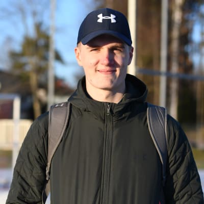 Oliver Helander står på idrottsplan i Karis