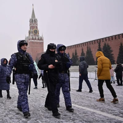 Venäjän lainvalvontaviranomaiset partioivat Punaisella torilla, taustalla Pyhän Vasilin katedraali ja Kremlin Spasskaja-torni Moskovan keskustassa.