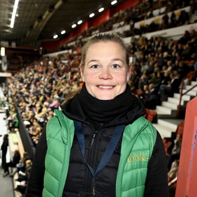 Ratsastuksen opettaja Minna Uronen toimii Helsinki Horse Show'n tallimestarina.