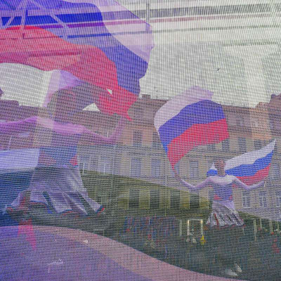 Den 18 mars firades - också i Sankt Petersburg - den sjunde årsdagen av annekteringen av Krim. Dansande flickor fotograferade genom en rysk flagga.  