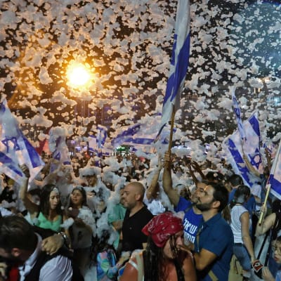 Israeler i Tel Aviv firar sin nya regering 13.6.2021