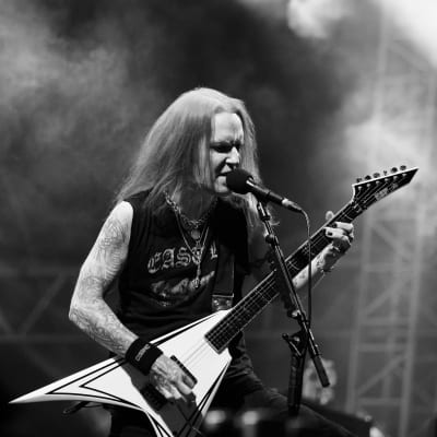 Gitarristen Alexi Laiho spelar gitarr på scen. 