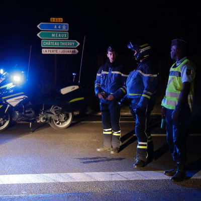 Fransk polis blockerar väg nära pizzeria i Sept-Sorts efter att en dött och flera skadats av en bilist.