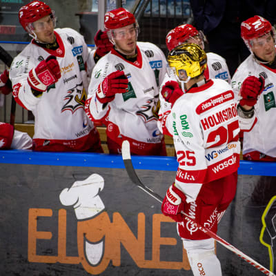 Axel Holmström i Sport firar mål genom hälsa på sina lagkamrater på bytesbänken.