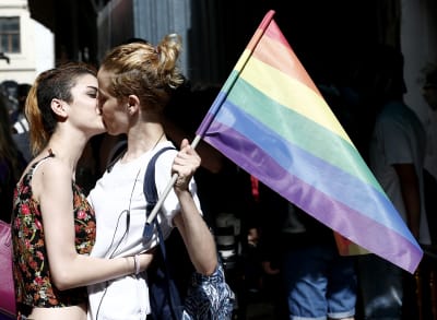 Två prideparaddeltagare kysser varandra under prideparaden i Istanbul 2016 trots att paraden förbjöds på grund av "säkerhetsskäl".