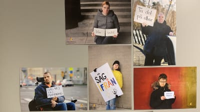 Bilder på personer med funktionsnedsättning med skyltar i händerna. Bilderna finns på väggen på FDUV:s kansli. 