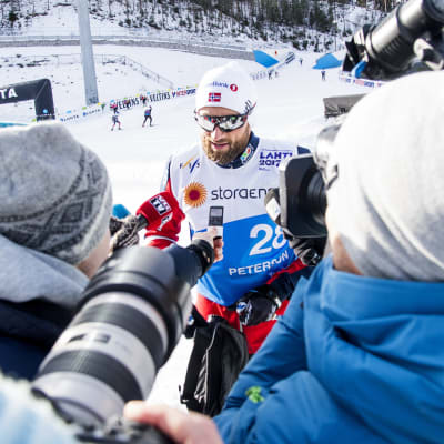 Petter Northug svarar på frågor i Lahtis.