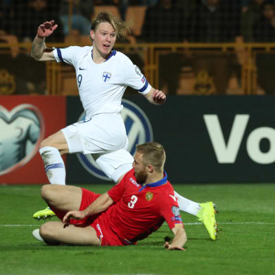 Fredrik Jensen blickar mot bollen.