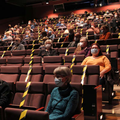Yleisö odottaa Saikkua, kiitos! -näytelmän alkamista Mikkelin teatterissa lokakuussa 2020.
