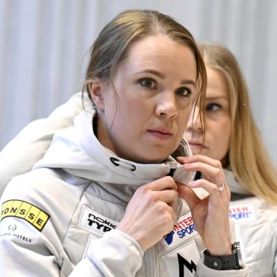Kerttu Niskanen ja Jasmi Joensuu maastohiihtomaajoukkueen infossa.