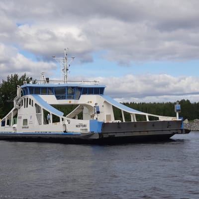 Arvinsalmessa liikennöi nyt Suomen suurimpiin lauttoihin kuuluva Nestori.